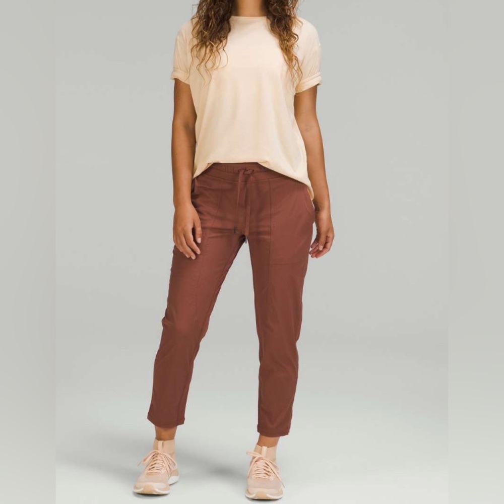 #441 Lululemon Dance Studio Mid-Rise Crop 25"
Ancient Copper Sz 10